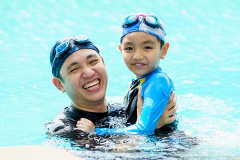 Parent and child during swim lessons to prevent drowning